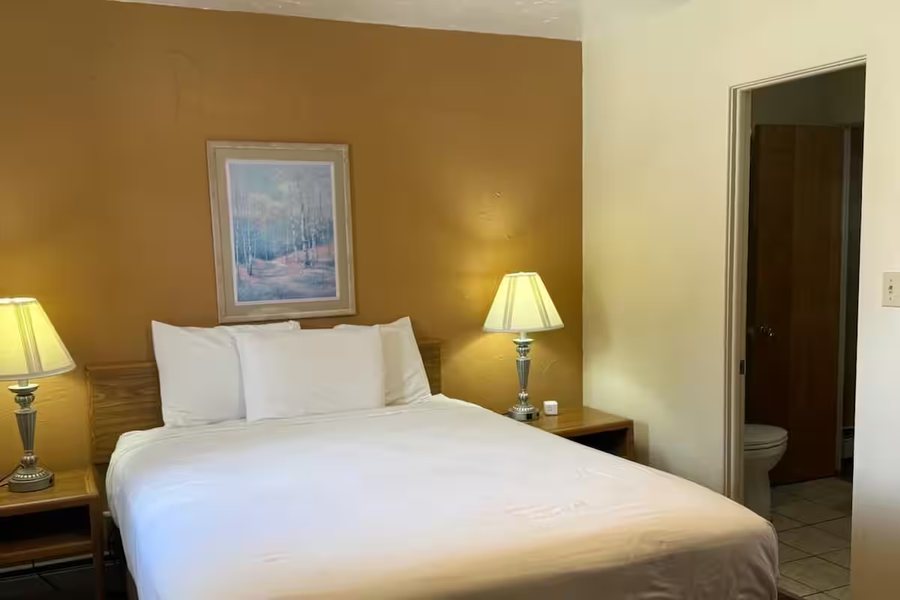 Sunrise Motor Inn — Guest room