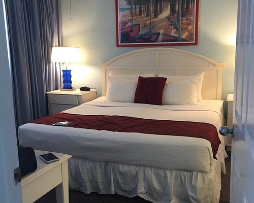 Sunrise Suites Catalina Suite 311 — Guest room