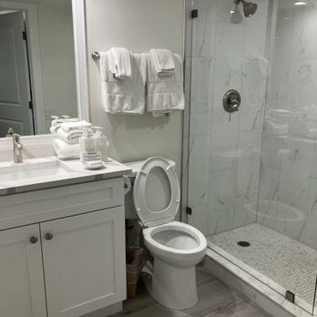 Sunset Beach Inn — Bathroom
