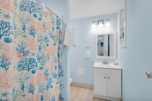Sunset Cove Beach Resort — Bathroom