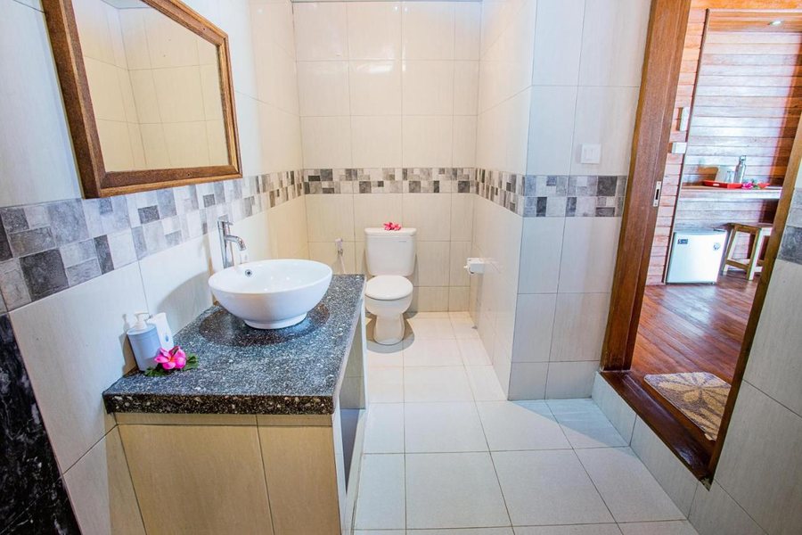 Sunset Garden Nusa Lembongan — Bathroom