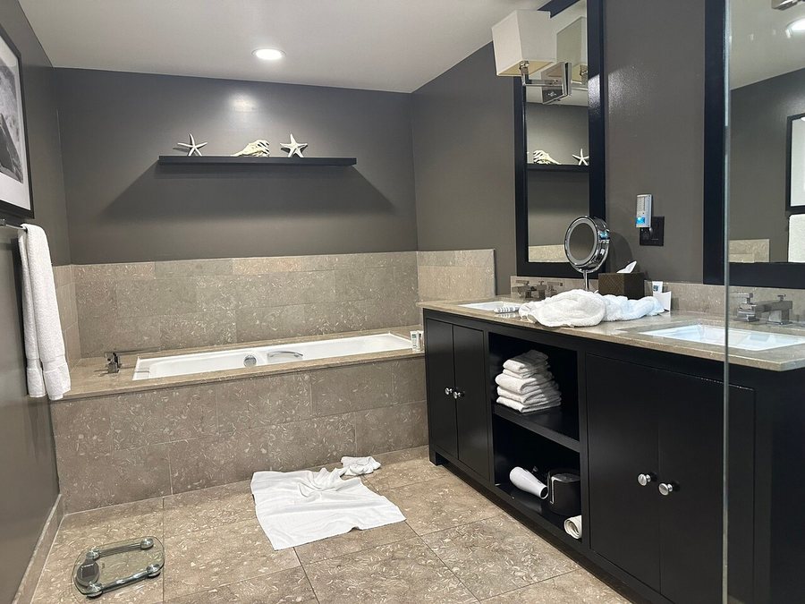 Sunset Gardes Apartment Los Angeles California — Bathroom