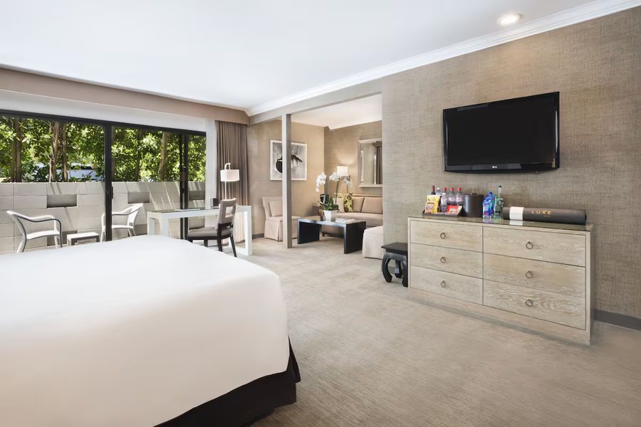 Sunset Gardes Apartment Los Angeles California — Guest room