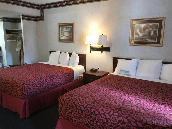Sunset Inn — Guest room