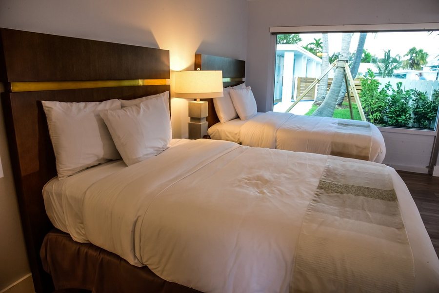 Sunset Inn — Guest room