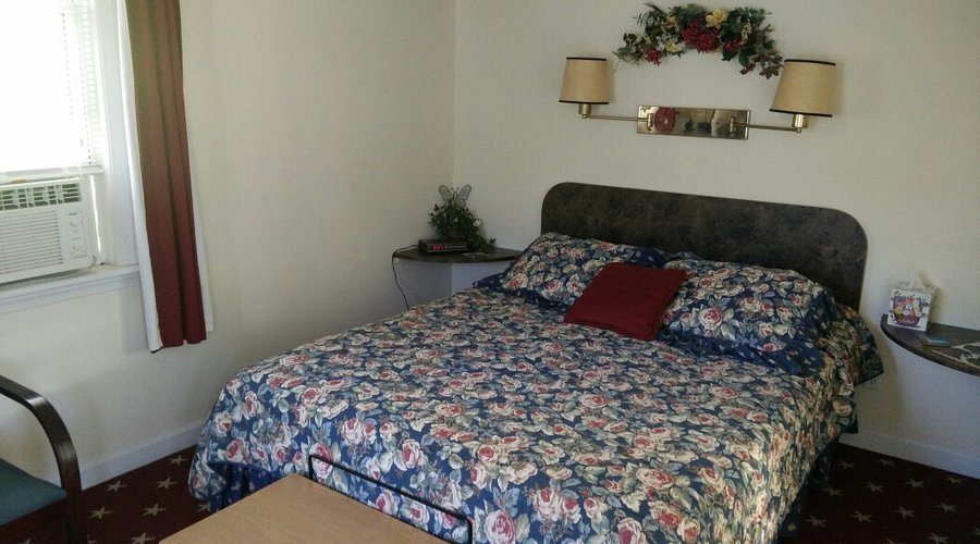 Sunset Inn — Guest room