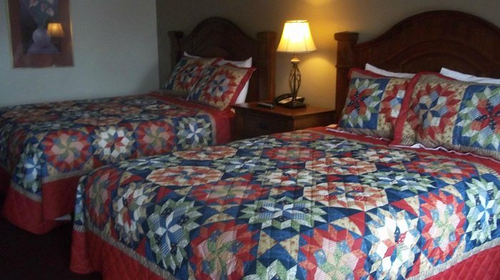 Sunset Inn Suites — Guest room