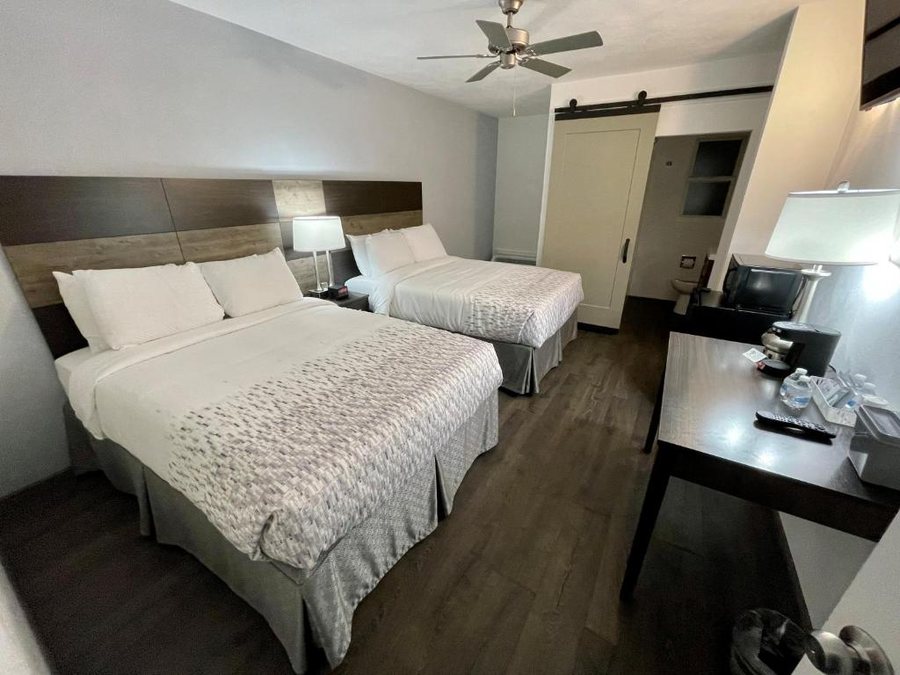 Sunset Motel Waterloo Illinois — Guest room