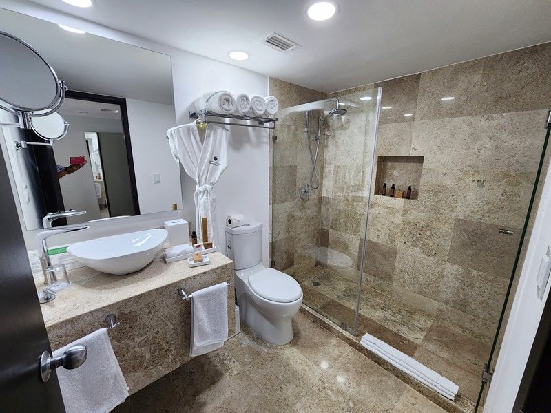 Sunset Royal Beach Resort — Bathroom