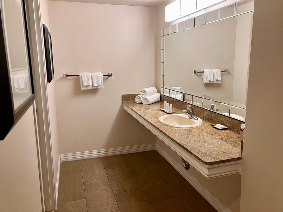 Sunset Station Hotel Casino — Bathroom