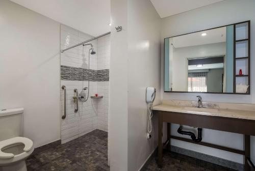 Sunset West Hotel SureStay Collection By Best Western Los Angeles California — Bathroom