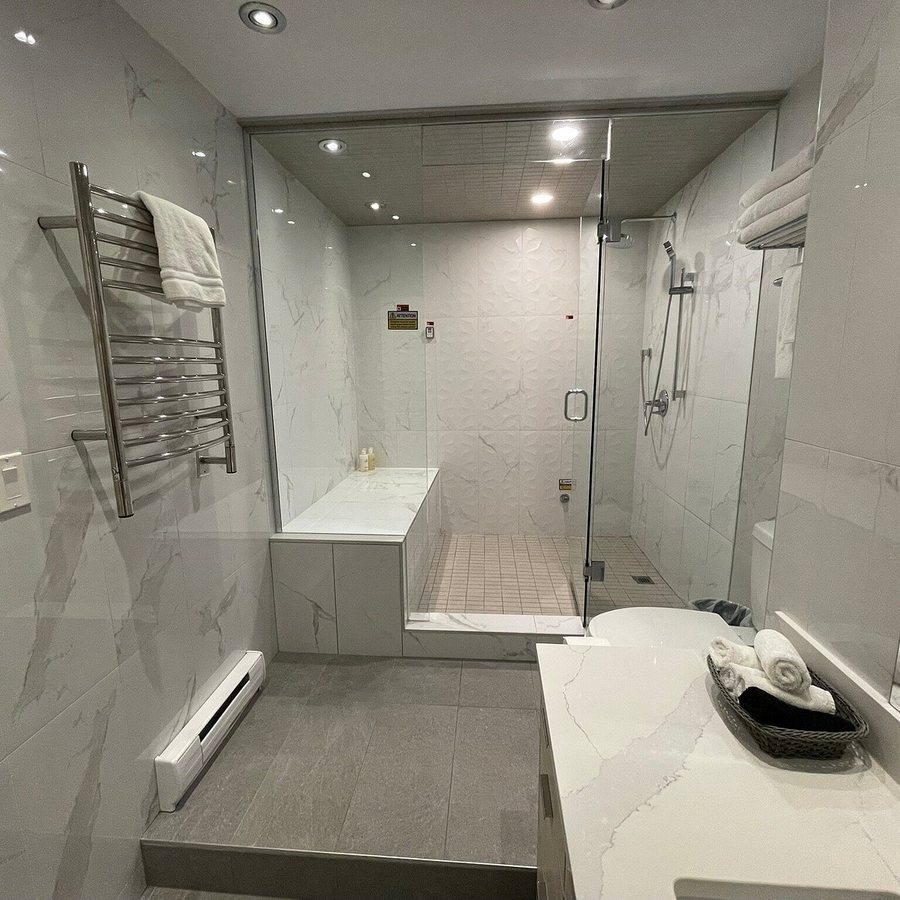 Sunshine Coast Resort Hotel Marina — Bathroom