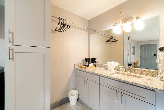 Sunshine Inn — Bathroom