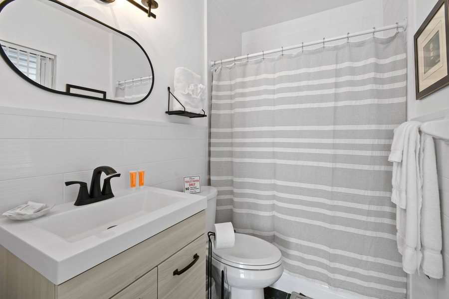 Sunshine Shores Boutique Apartments — Bathroom