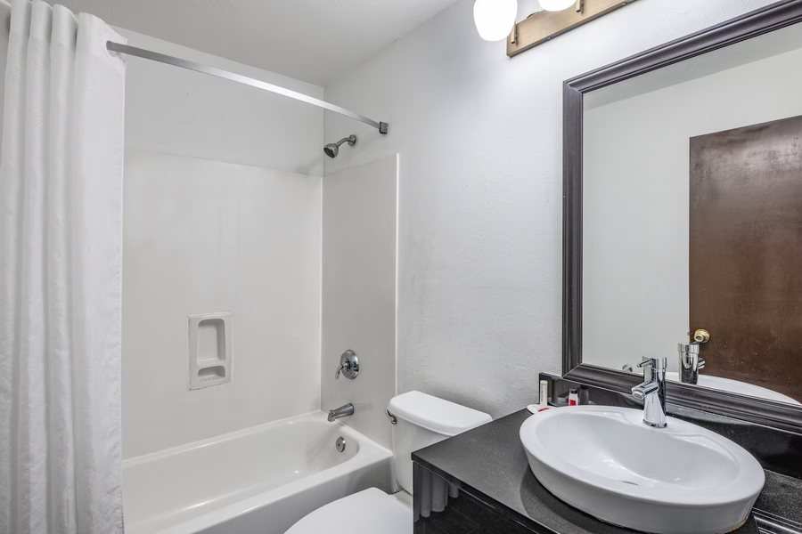 Super 6 Inn Suites Pensacola — Bathroom