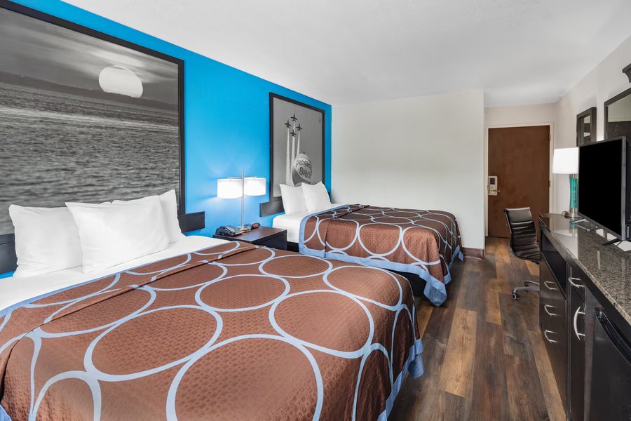 Super 6 Inn Suites Pensacola — Guest room