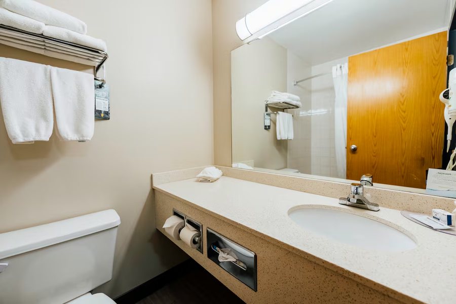 Super 7 Inn — Bathroom