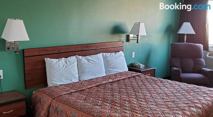 Super 7 Inn — Guest room