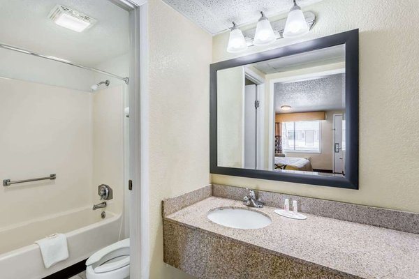 Super 8 by Wyndham Aberdeen East — Bathroom