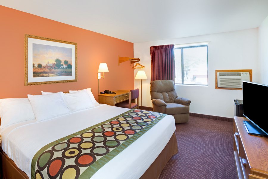 Super 8 by Wyndham Aberdeen East — Guest room