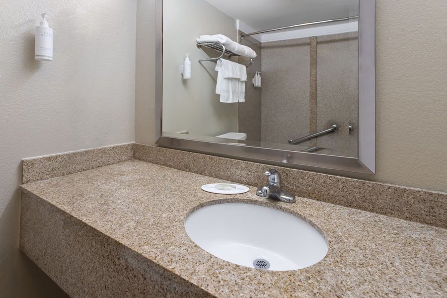 Super 8 by Wyndham Aberdeen MD — Bathroom