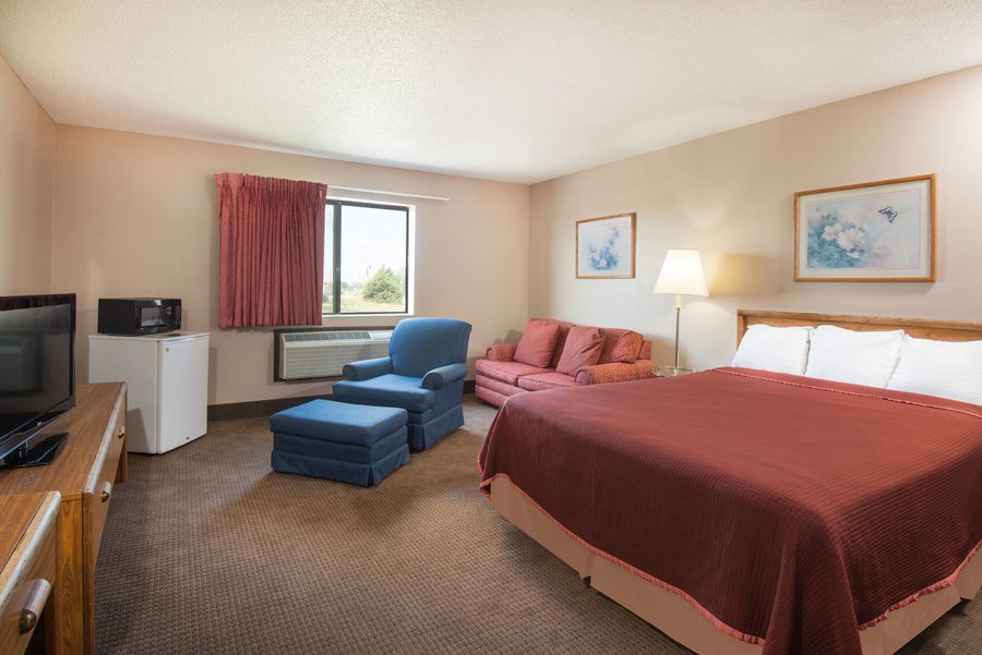 Super 8 by Wyndham Abilene KS — Guest room