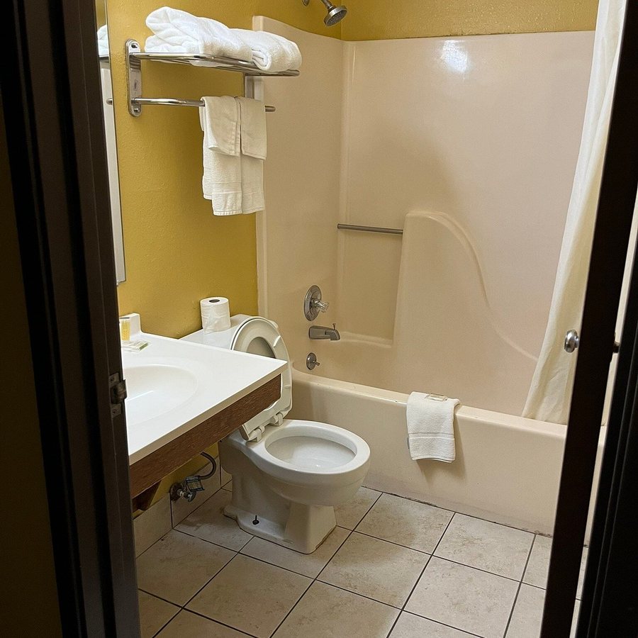 Super 8 by Wyndham Abilene North — Bathroom