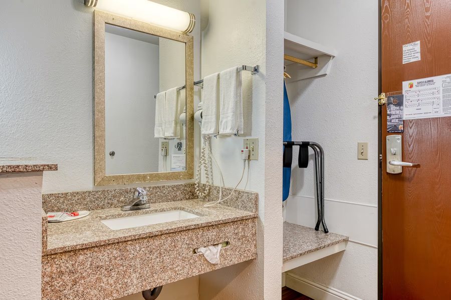 Super 8 by Wyndham Alamogordo — Bathroom