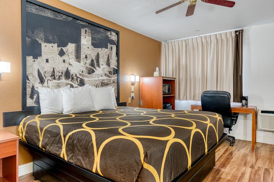 Super 8 by Wyndham Alamosa — Guest room
