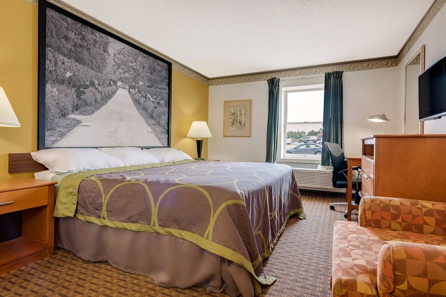 Super 8 by Wyndham Allentown — Guest room