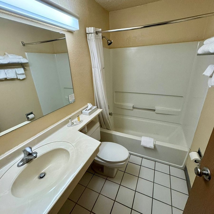 Super 8 by Wyndham Altoona — Bathroom