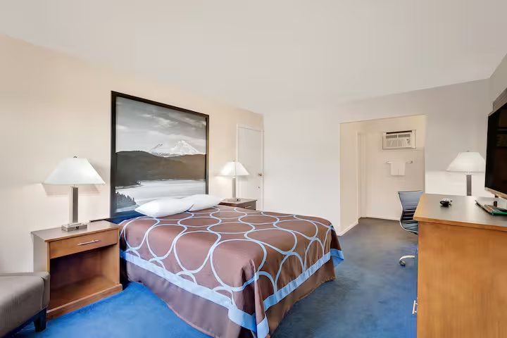 Super 8 by Wyndham Alturas — Guest room