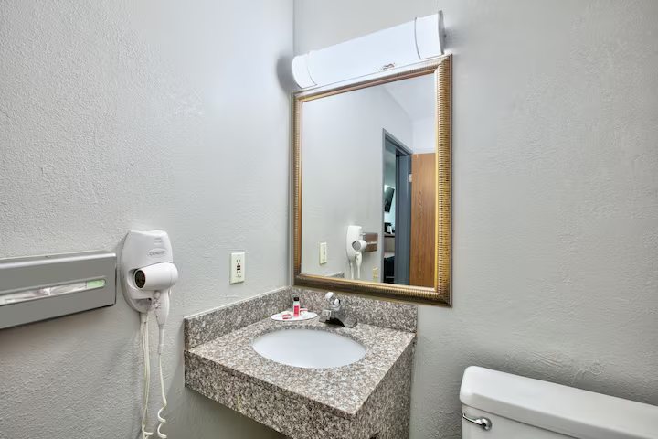 Super 8 by Wyndham Amarillo West — Bathroom