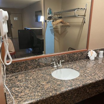 Super 8 By Wyndham Anaheim Disneyland Drive — Bathroom