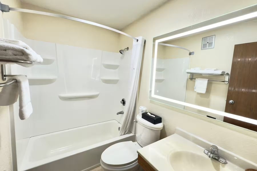 Super 8 by Wyndham Anderson Clemson Area — Bathroom