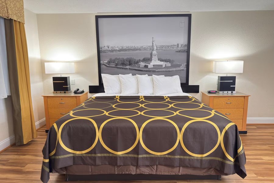 Super 8 by Wyndham Anderson Clemson Area — Guest room