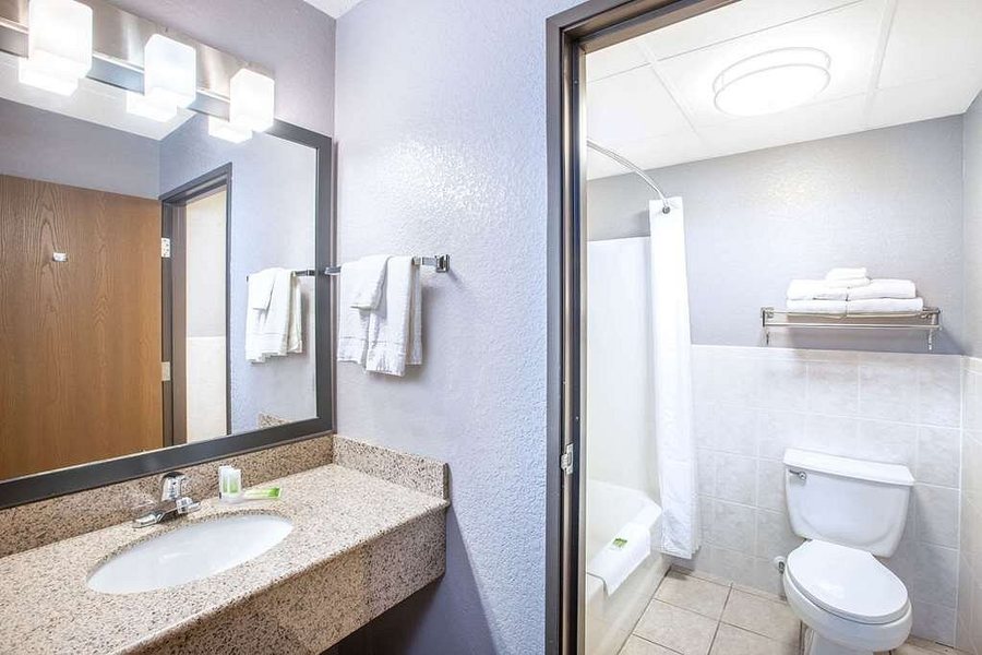 Super 8 by Wyndham Ankeny Des Moines Area — Bathroom