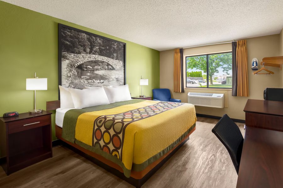 Super 8 by Wyndham Ankeny Des Moines Area — Guest room