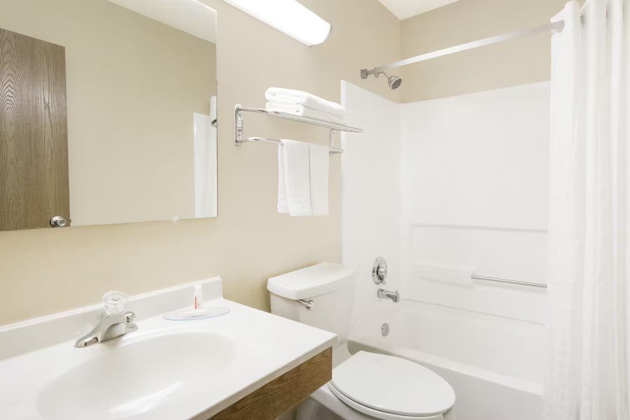 Super 8 by Wyndham Appomattox VA — Bathroom