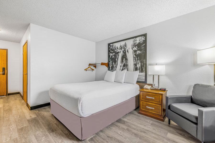 Super 8 by Wyndham Arcata — Guest room