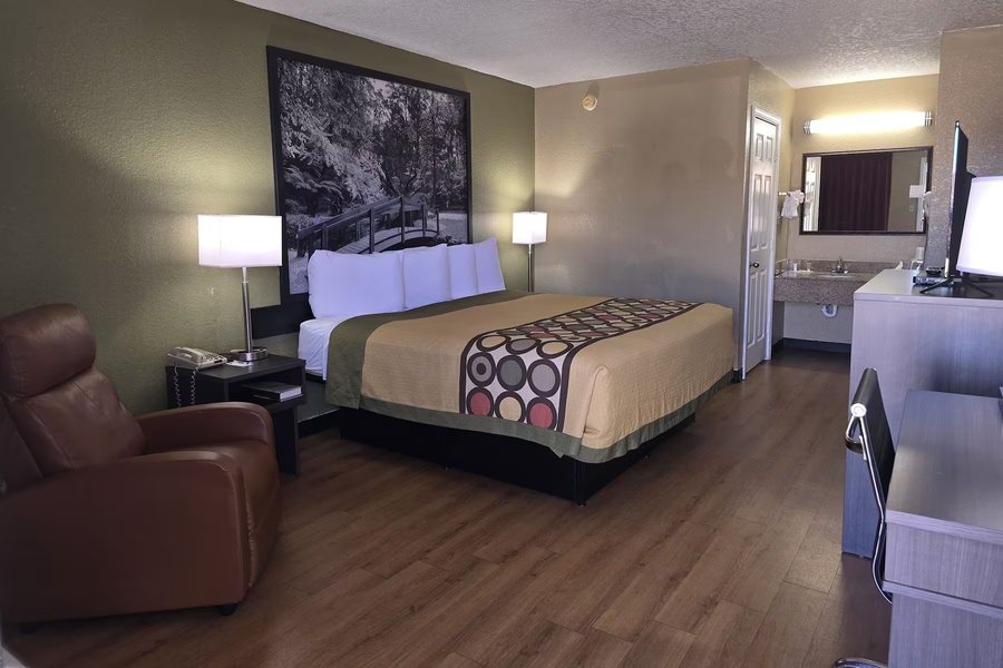 Super 8 by Wyndham Arkadelphia — Guest room