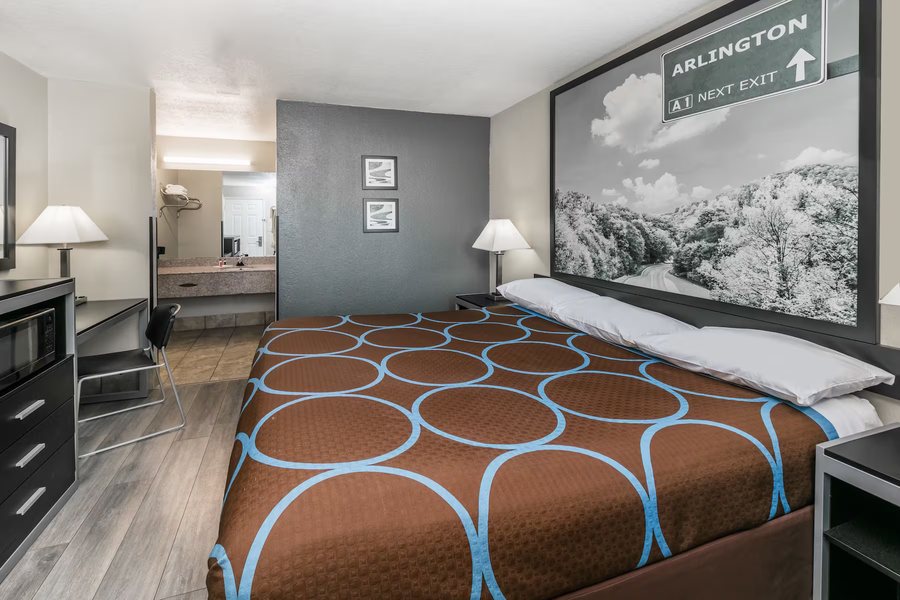 Super 8 by Wyndham Arlington Near at T Stadium — Guest room