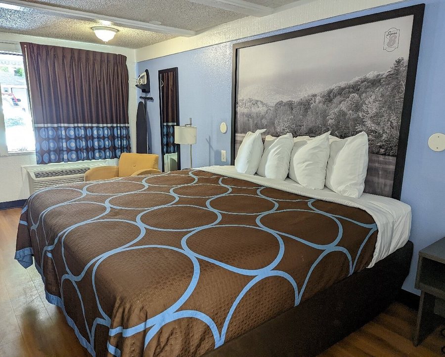 Super 8 by Wyndham Asheville Biltmore — Guest room
