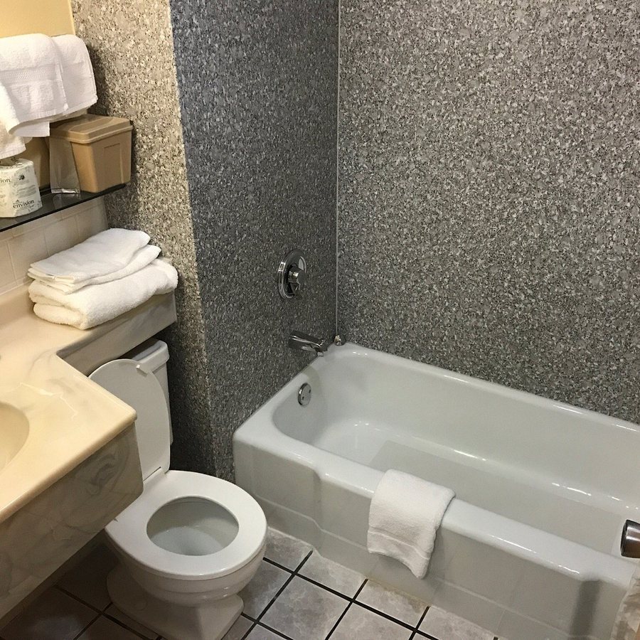 Super 8 by Wyndham Ashland — Bathroom