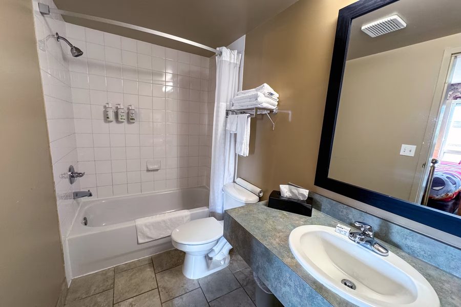 Super 8 by Wyndham Athabasca AB — Bathroom