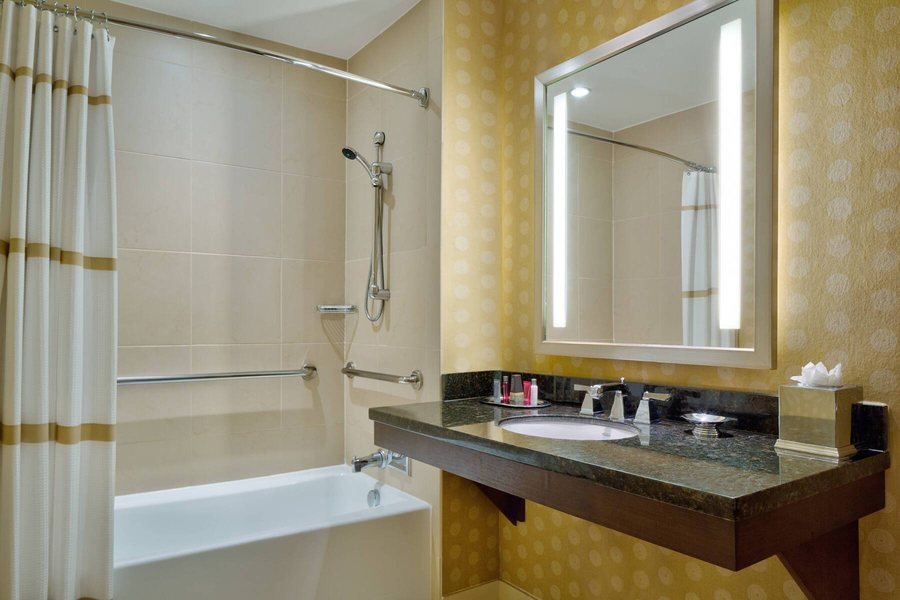 Super 8 by Wyndham Atlanta Jonesboro Road — Bathroom