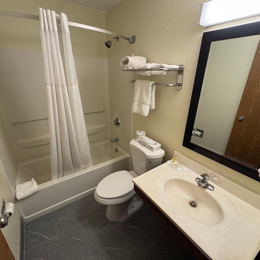 Super 8 by Wyndham Augusta Ft Gordon Area — Bathroom