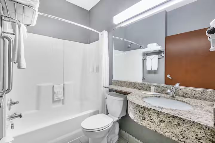 Super 8 by Wyndham Austin Airport South — Bathroom