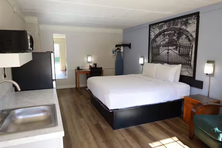 Super 8 by Wyndham Austin Airport South — Guest room