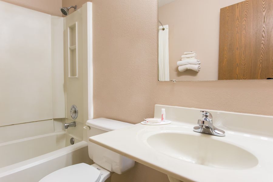 Super 8 by Wyndham Austin North University Area — Bathroom